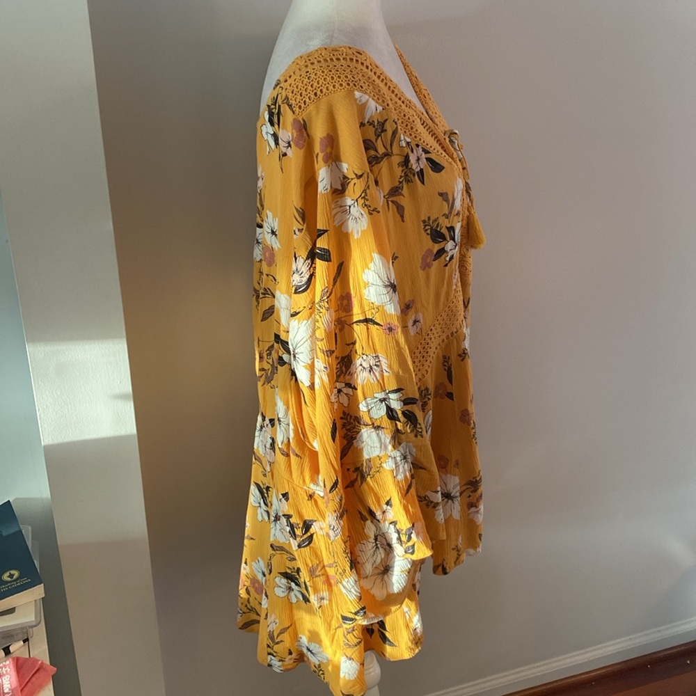 Torrid size 6 top - Picture 3 of 7